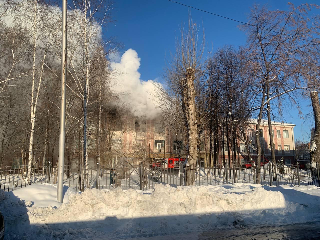 Фото В Новосибирске произошёл крупный пожар в колледже на Линейной – эвакуировано 670 человек. ОНЛАЙН 3 - Сиб.ФМ Фото В Новосибирске произошёл крупный пожар в колледже на Линейной – эвакуировано 670 человек. ОНЛАЙН 3